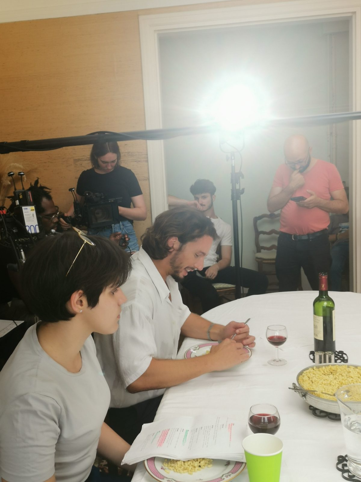 Plateau intimiste — Scène de dîner